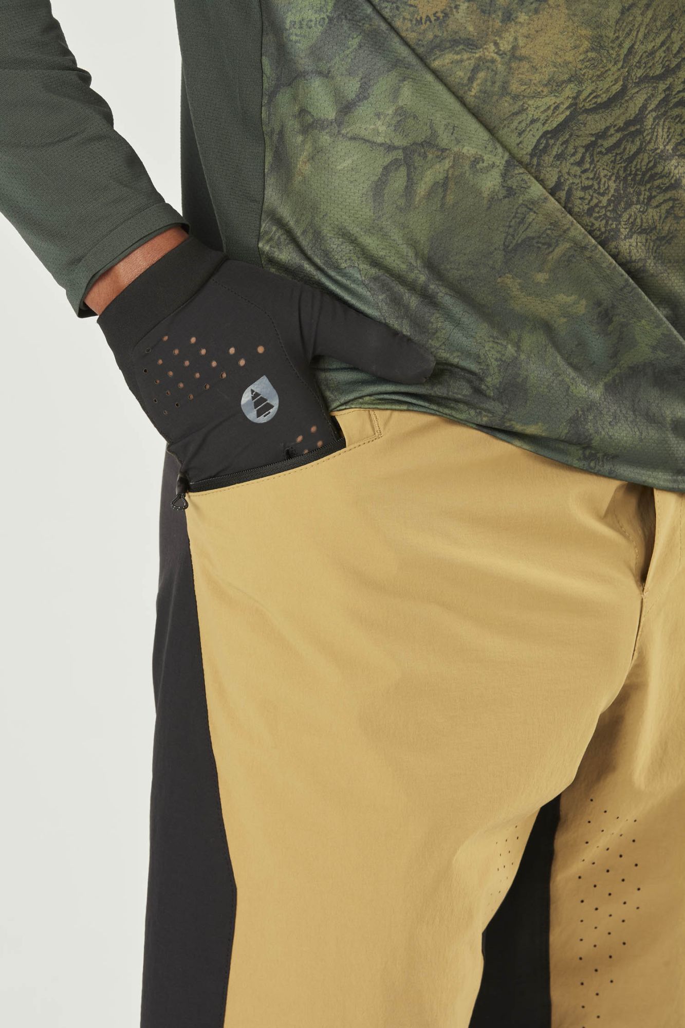 Picture Vellir Stretch Shorts dull gold gold 4