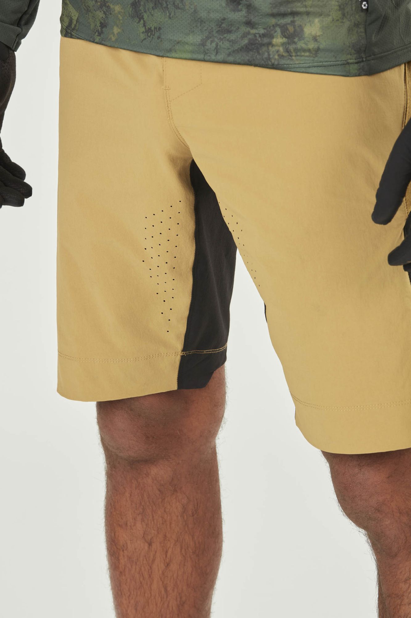 Picture Vellir Stretch Shorts dull gold gold 5