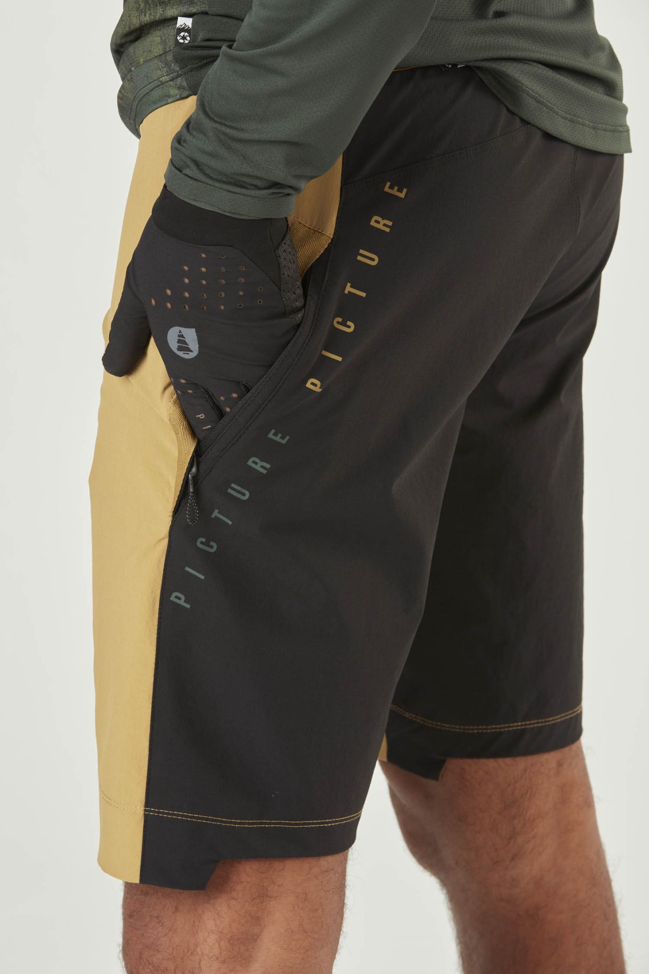 Picture Vellir Stretch Shorts dull gold gold 6